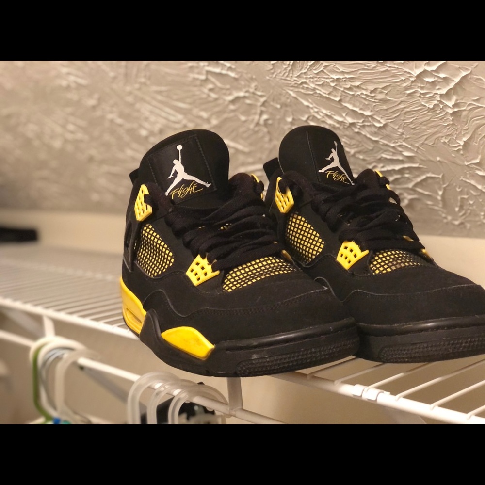 Retro Jordan 4 thunder